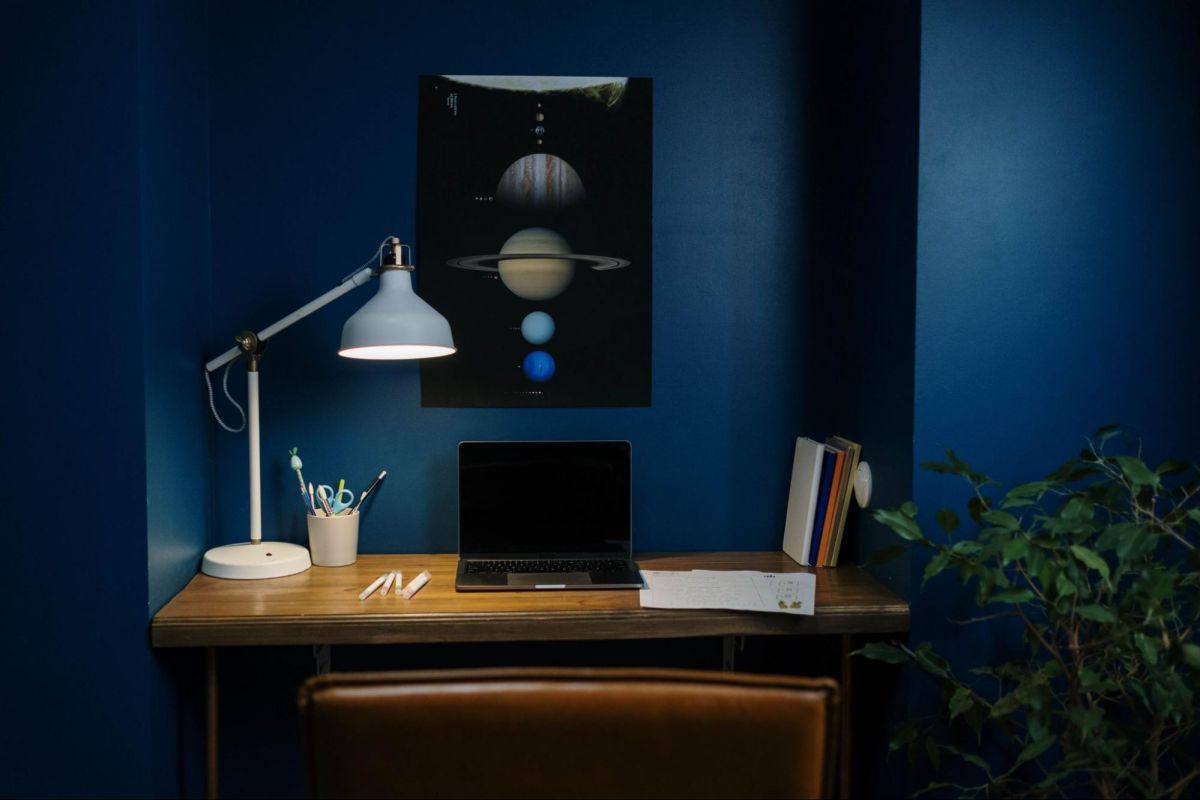 Đèn decor cung cấp ánh sáng cho góc làm việc