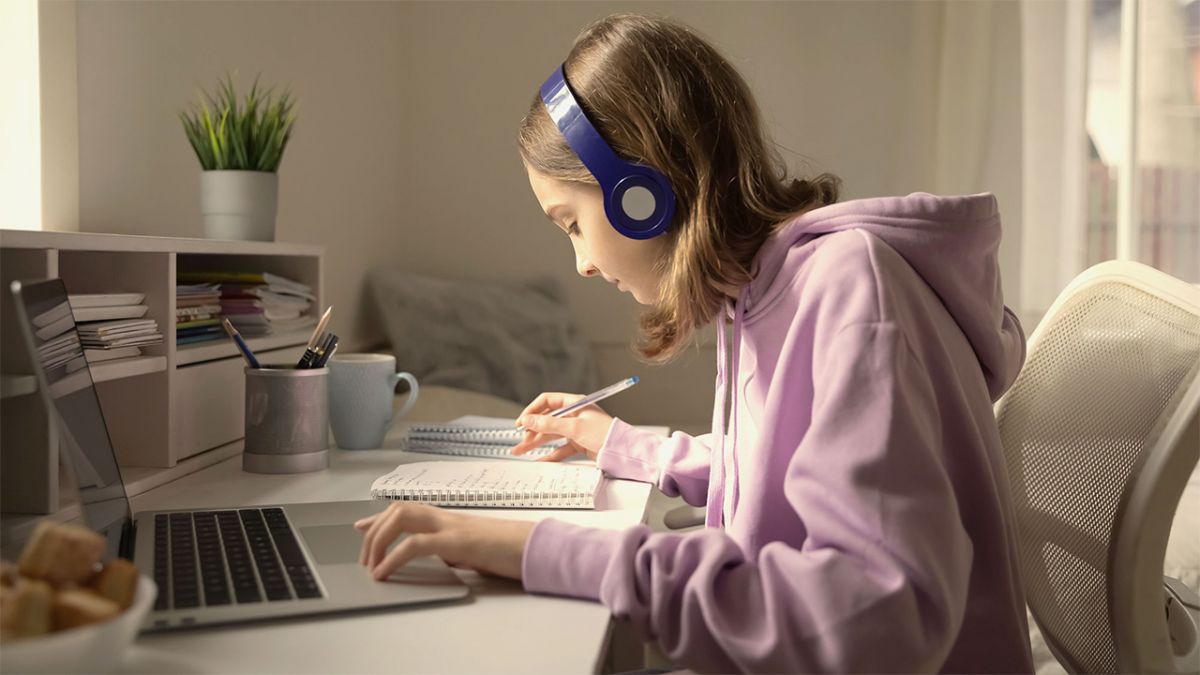 Kích thước bàn học phải phù hợp với kích thước người ngồi 