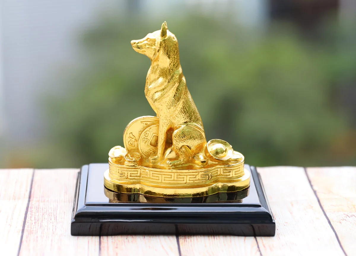 Tượng chó mạ vàng cho người mệnh Thổ
