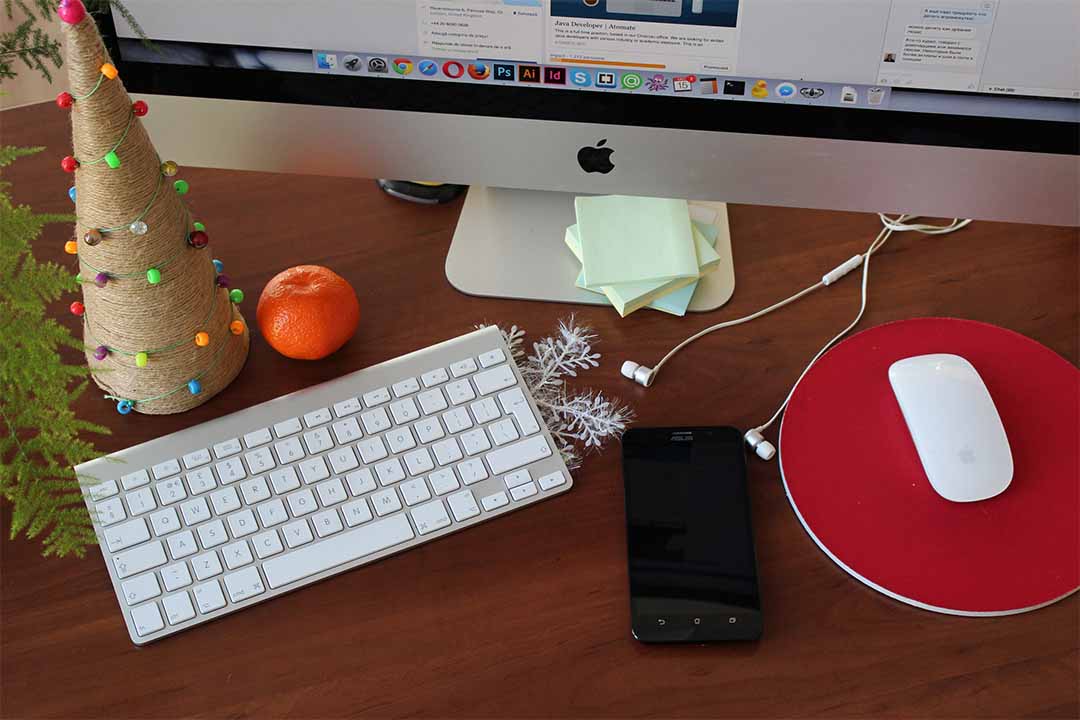 Trang trí Noel đơn giản cho bàn làm việc