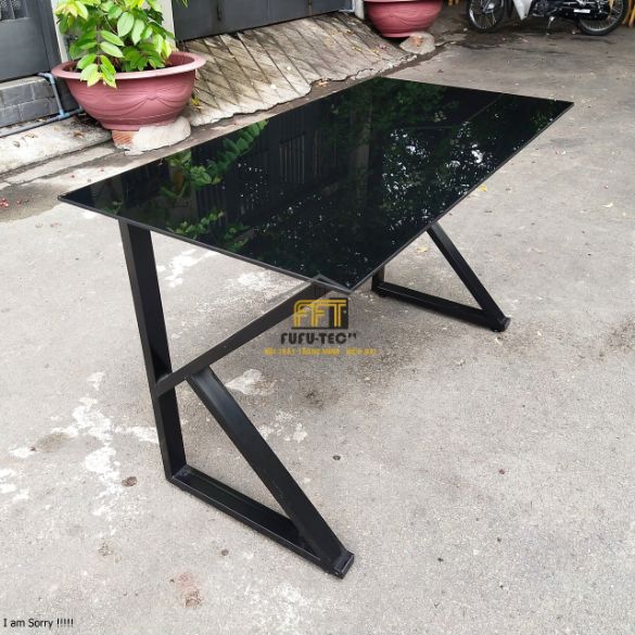 Mẫu bàn chữ K mặt kính cường lực